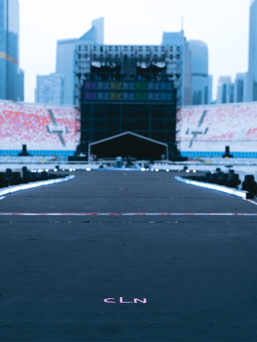 yxiany's tweet photo. 羊城盛夏，我是为爱奔赴的赶路人
珠江晚风，啤酒泡沫，热烈音浪
此刻奔赴，只为与你相见🍬@陈立农 https://t.co/Js9gyE4aG4