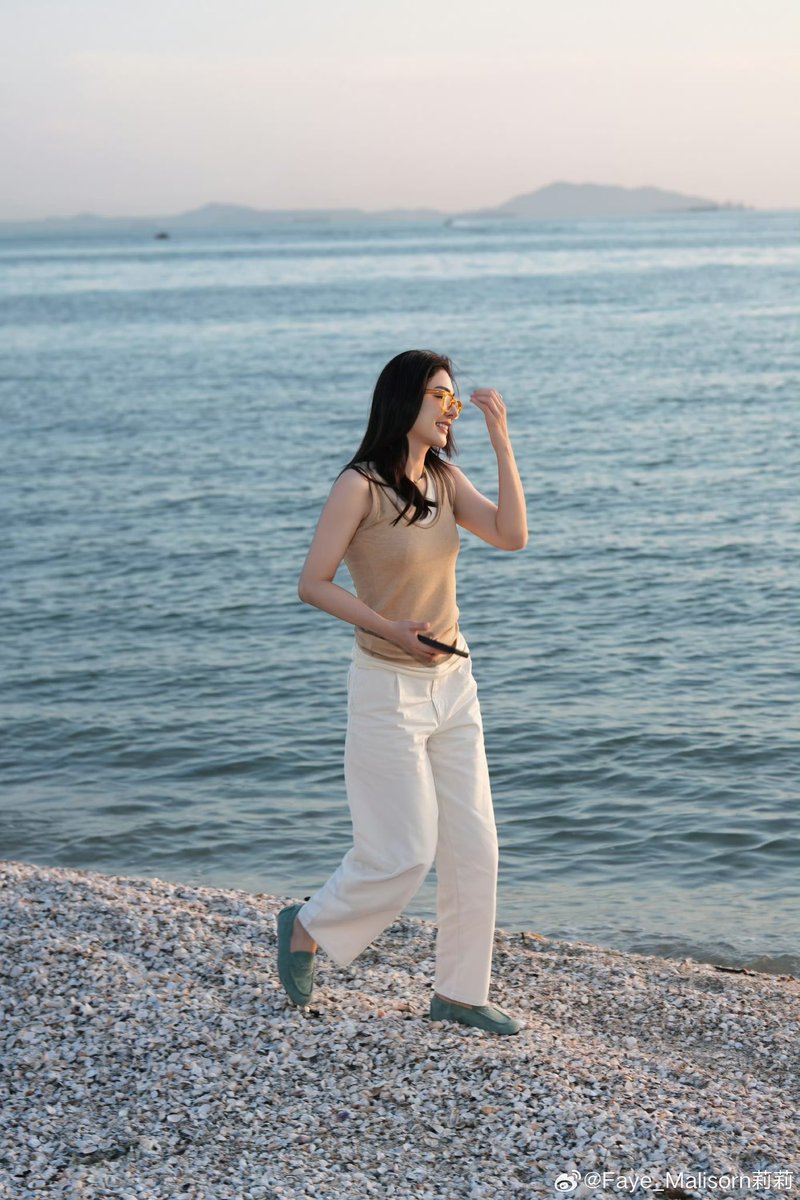 feiiiOiii's tweet photo. Faye IG | Weibo | RedNote update .

Love these photos so much !
The beach vibe suits you so well, and this outfit is gorgeous! 🌊🏝️

#FayePeraya #ฝ้ายพีรญา
@malisorn00 https://t.co/R2Bfq5fWwy