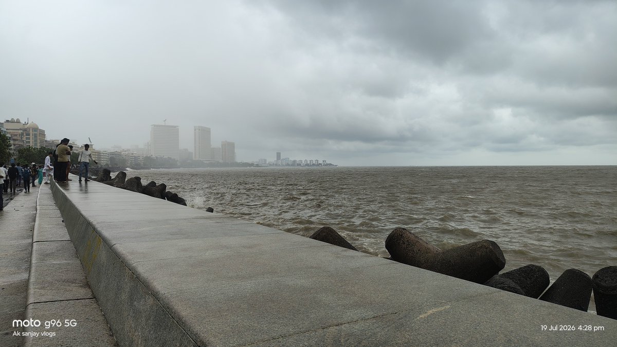 age959403's tweet photo. MUMBAI marine Drive Seve CIY 
@CPMumbaiPolice #viralvídeo #Photo #MUMBAI https://t.co/V73qsFEqeV