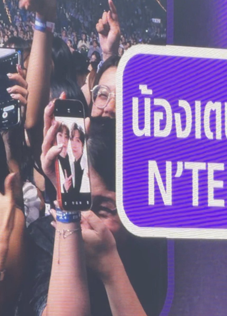 faiyx03's tweet photo. เอาอีกแล้ว 555555555555555555555555 อาศัยทุกจังหวะ

#TENCORE0110Concert_Day3 https://t.co/J3x0uoppKE
