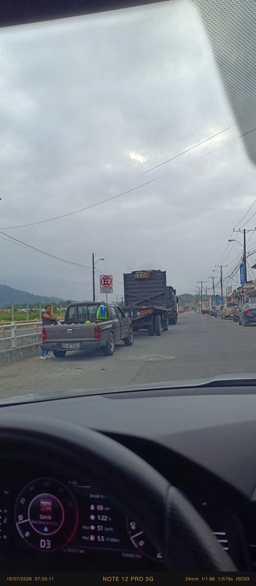 Chrisfofi92's tweet photo. @ATMGuayaquil @ATM_Transito vehículos pesados estacionados en lugar prohibido en Ciudad Santiago https://t.co/V34NfEINNG