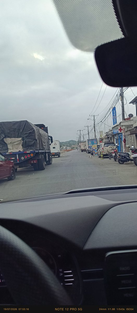 Chrisfofi92's tweet photo. @ATMGuayaquil @ATM_Transito vehículos pesados estacionados en lugar prohibido en Ciudad Santiago https://t.co/V34NfEINNG