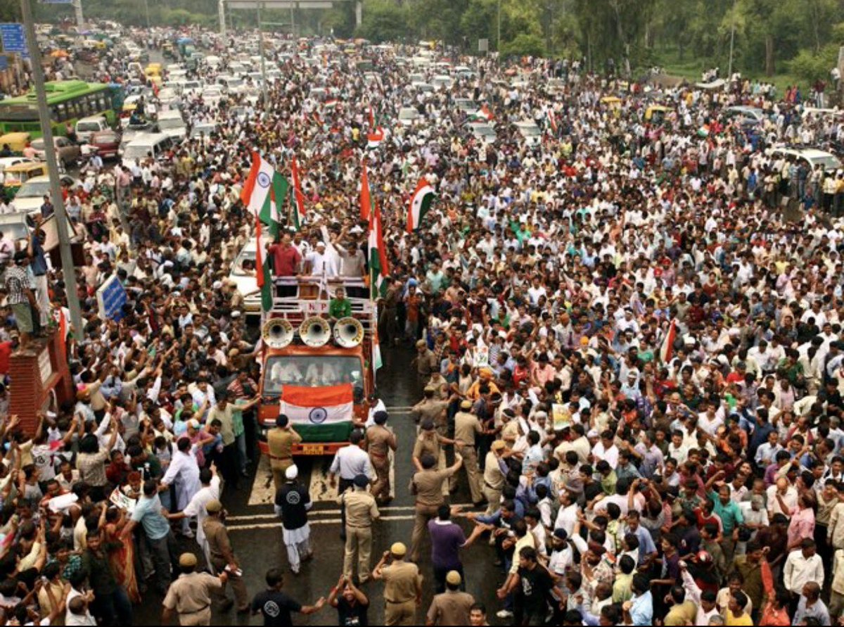 dranuj_k's tweet photo. जिन लोगों ने Cockroach Janta Party से उम्मीद लगाई हुई है, उन्होंने शायद अन्ना आंदोलन नहीं देखा ।

स्वस्फूर्त ।

लगा था अब ये आंदोलन तभी ख़त्म होगा जब देश से भ्रष्टाचार ख़त्म होगा ।
तब इतना सोशल मीडिया का प्रचार भी नहीं था लेकिन कई दिनों तक प्रदर्शनकारी विरोध प्रदर्शन में जुटे रहे । और किसी राजनैतिक पार्टी के सदस्य नहीं बल्कि कामकाजी लोग छुट्टियाँ ले ले कर विरोध प्रदर्शन में शामिल हुए । 
एक दो दिन नहीं, हफ़्ते भर तक ।

बैंगलोर के freedom park में छात्रों और नौकरीपेशा युवाओं का हुजूम उतरा हुआ था ।
कई साथियों के साथ मैं भी रोज़ वहाँ जाता था ।

क्या ग़ज़ब का दृश्य था, क्या ऊर्जा थी ।
बिलकुल शांतिपूर्ण और उम्मीदों का ज्वार अपने चरम पर था ।

 लोकपाल बिल पास हुआ ।
अरविंद केजरीवाल CM भी बने ।

भ्रष्टाचार लेकिन कम नहीं हुआ ।
कुछ दिन पहले तो देखा कि किसी लोकायुक्त कार्यालय में भी भ्रष्टाचार का स्टिंग ऑपरेशन हुआ ।

कुल मिला के समझ ये आया की ऐसे आंदोलन में आप बस मोहरा हैं ।

हाँ ये ज़रूर है किसी भी तरह से युवा अगर अपनी राजनैतिक समझ बढ़ा रहे हैं तो ये एक अच्छा संकेत है लेकिन आपके हिस्से की लड़ाई बस आपको लड़नी है।

आपके हिस्से की लड़ाई कोई अरविन्द, कोई अभिजीत, कोई अन्ना नहीं लड़ेंगे । 
वो सब अपनी अपनी लड़ाई लड़ रहे हैं ।

लेकिन इतना समझिए की जो CJP दिल्ली में भाजपा के ख़िलाफ़ है, वो अगर पंजाब में आम आदमी पार्टी के सरकार के ख़िलाफ़ रहे और झारखंड में जेएमएम-कांग्रेस के ख़िलाफ़ रहे तभी आप समझिए की वो आपके साथ है ।

खैर इतनी सीख मुझे अन्ना आंदोलन से मिली ।
और जो अभी युवा हैं, उन्हें भी पूरा हक है गलतियां करने का, उन गलतियों से सीखने का ।

मत बताना कि बिखर जाएँ तो क्या होता है,
नई नस्लों को नए ख़्वाब सजाने देना ।।।

(तस्वीर अन्ना आंदोलन की)