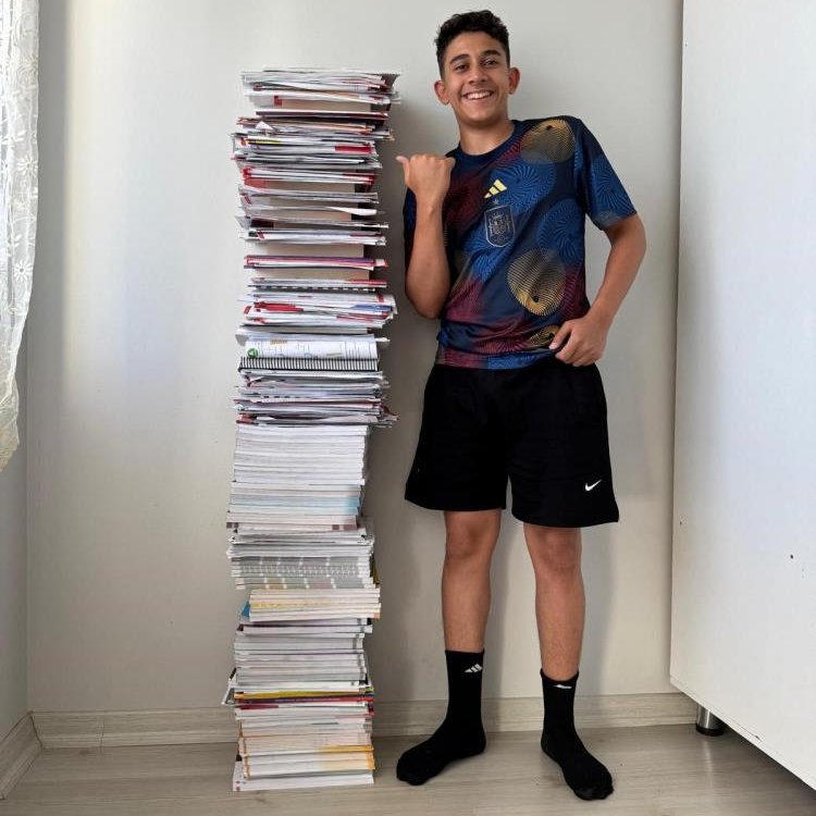 bpthaber's tweet photo. Akıllı telefonu bırakıp tuşlu telefona geçen Hamza, LGS’de Türkiye birincisi oldu. https://t.co/9ZKP4GX9PT