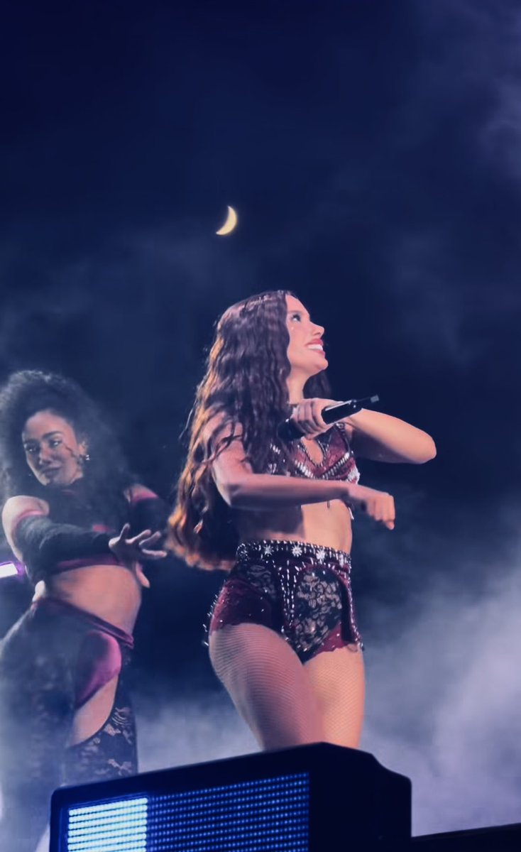 luharaujo1997's tweet photo. Anitta sendo abençoada pelo sol e lua… assim como na capa de Equilibrium ☀️🌛 https://t.co/tqF47ra5Jo