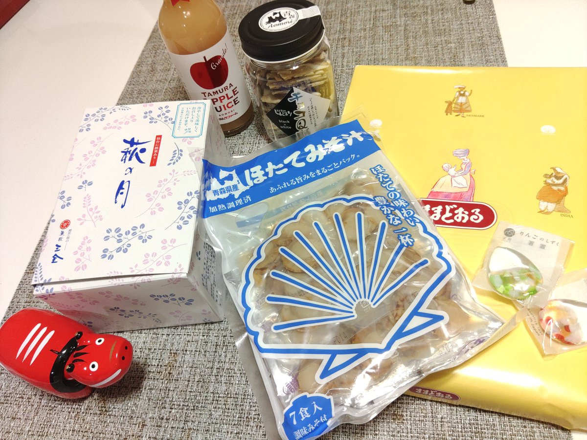henrick_machi's tweet photo. 昨日は一時帰宅ができたので、東北のお土産を史朗さんに渡しました🤗
赤べこさん、会津若松では買うの我慢したのに東北でずっと見かけるから、あまりに可愛くて買っちゃった🐮

今日はまた静岡に戻りまして、磐田！
3~4年前に出来たばかりの綺麗なホールで仕込んできました！✨✨ https://t.co/juFpWbptzw