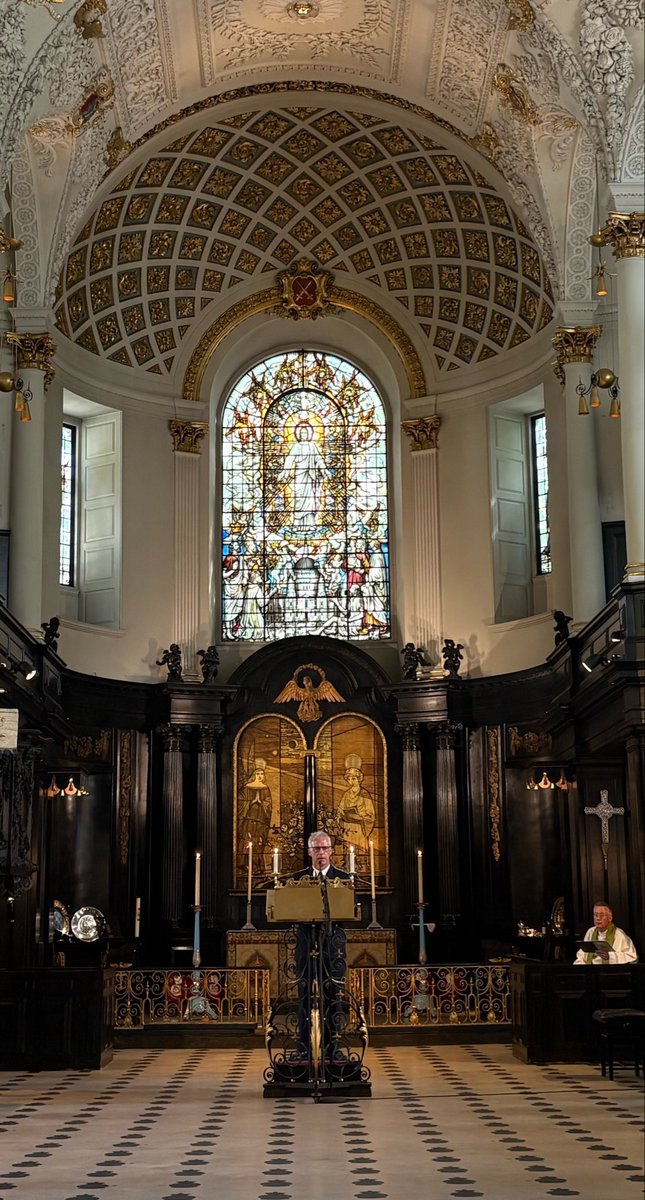Flygvapenchef's tweet photo. I dag avtäckte vi en minnestavla i RAF:s kyrka St Clement Danes i London till minne av de svenskar som frivilligt stred i Royal Air Force under andra världskriget. Ett värdigt erkännande av mod, uppoffring och kampen för frihet. @flygvapnet @RoyalAirForce https://t.co/MlqZRmRPpU