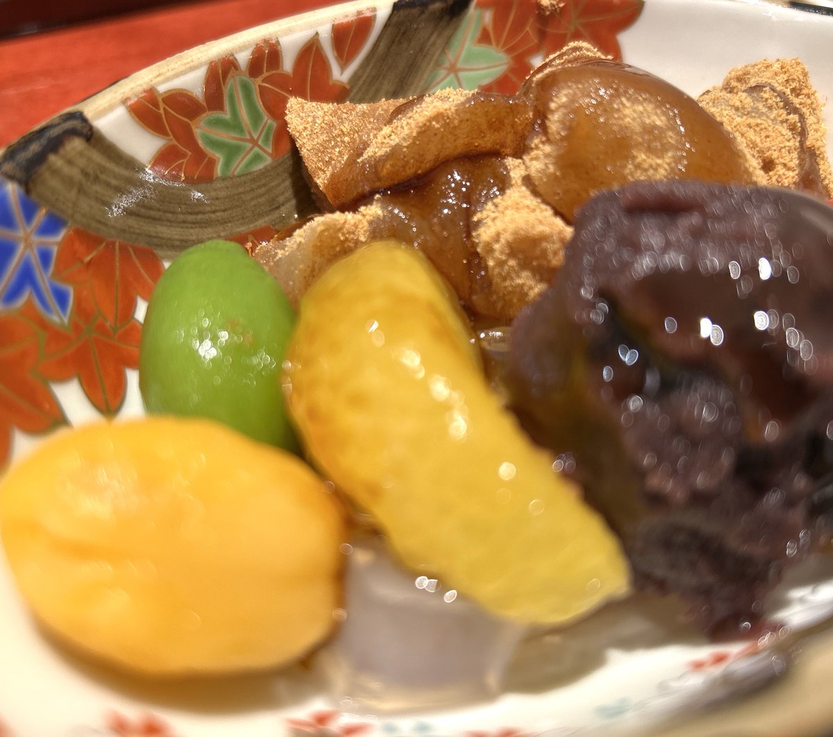 satoyu_'s tweet photo. 以前に吉祥寺サンロードにあった麻布茶房さんが東急の地下に復活したと聞いて友人とあんみつ食べてきました。連休の中日だったせいか、まぁまぁ並んでだけど、思い出のある味、特に杏、美味しかったです。　#嬉しい復活 #あんみつ https://t.co/ocfOIhEnXt