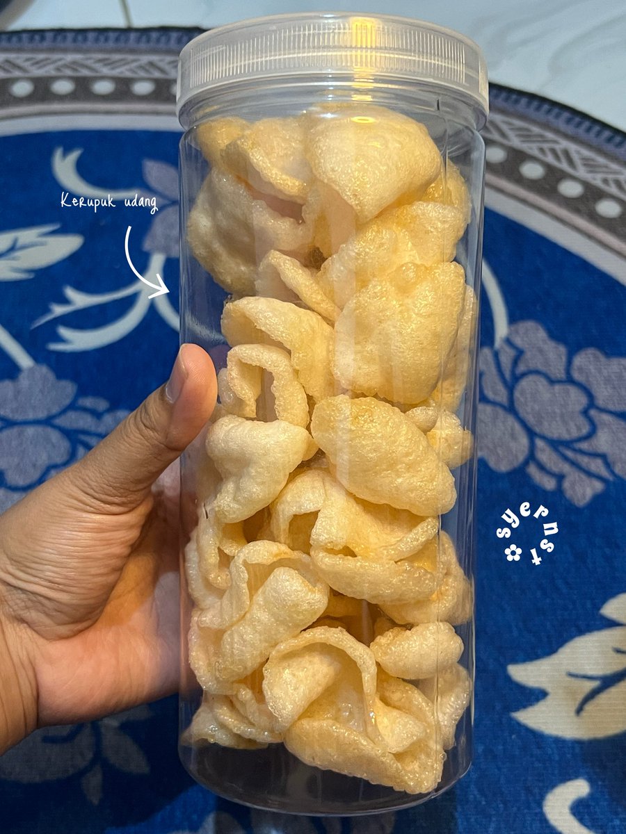 syernst's tweet photo. Hari ini cuma diem di kos seharian. Mumpung kemaren beli kerupuk udang, digorengin hari ini buat stok. Besok2 bisa jadi teman makanan lainnya. https://t.co/xTu3rKXcN8