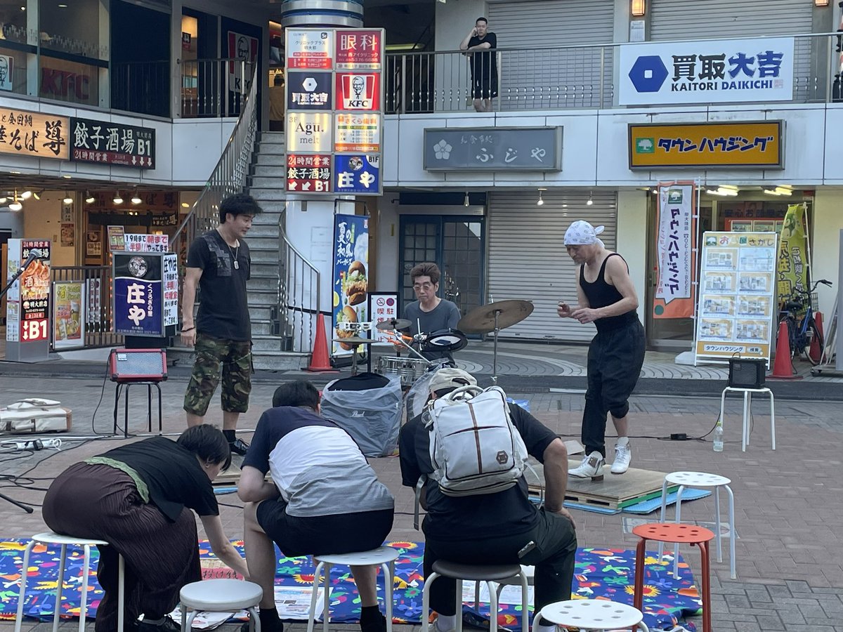 RENN_CHANN_'s tweet photo. 昔お仕事でご一緒してた人が最寄駅で踊ってるぅ🕺 https://t.co/dq6lhloNkg