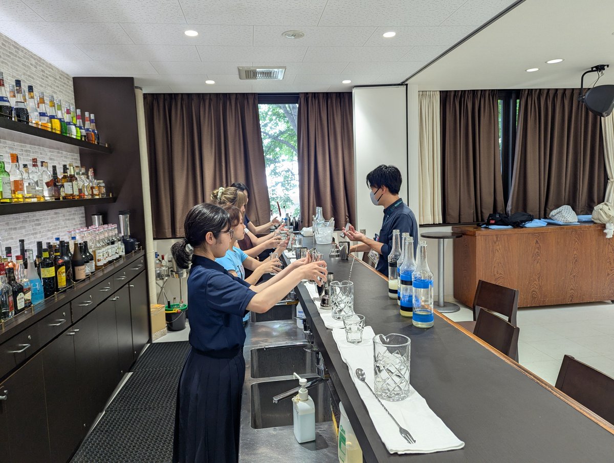 TIT321's tweet photo. ＼夏休みはオーキャンへ🚩／

ホスピタリティ業界を目指す方へ
お仕事がよくわかる体験講座を
ご用意しています✨️

もちろん学校説明や学科説明もあるので
���業や就職についても解説💡

学生生活の不安なことは
学生スタッフにお任せを🤓

次回▶️7/25、26
8/1は進路フェス🪼
https://t.co/Kvzqr7voLE https://t.co/tfbQzMdr1i