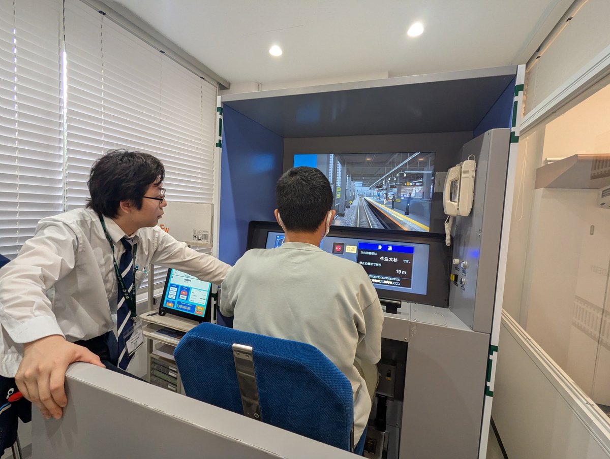 TIT321's tweet photo. ＼夏休みはオーキャンへ🚩／

ホスピタリティ業界を目指す方へ
お仕事がよくわかる体験講座を
ご用意しています✨️

もちろん学校説明や学科説明もあるので
���業や就職についても解説💡

学生生活の不安なことは
学生スタッフにお任せを🤓

次回▶️7/25、26
8/1は進路フェス🪼
https://t.co/Kvzqr7voLE https://t.co/tfbQzMdr1i