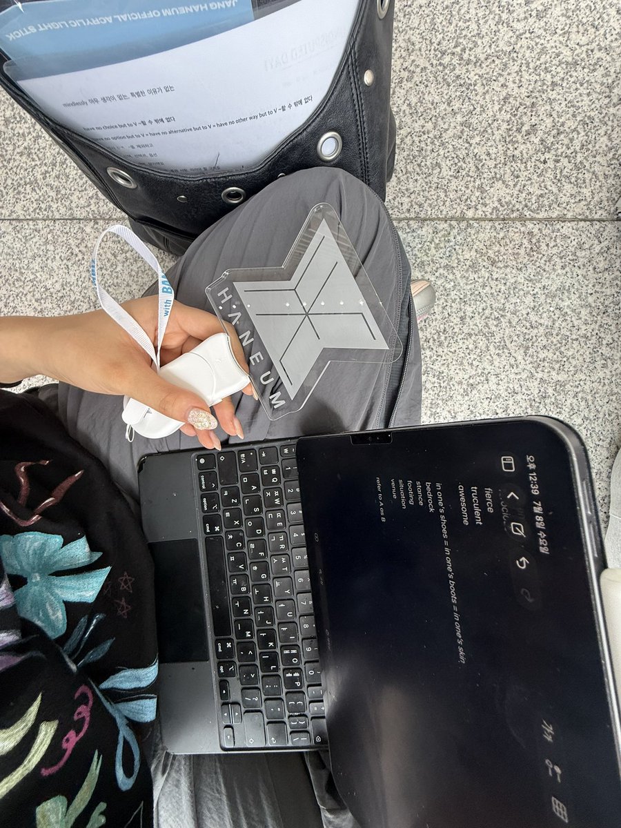 kathylee_6v6's tweet photo. 최근(?)폐급삼반수생이한짓
비오는날초보가남자보겟다고2시간운전해서
사녹가서 엠비씨바닥에철푸덕앉아
단어외움 https://t.co/xjbFKdjZiW