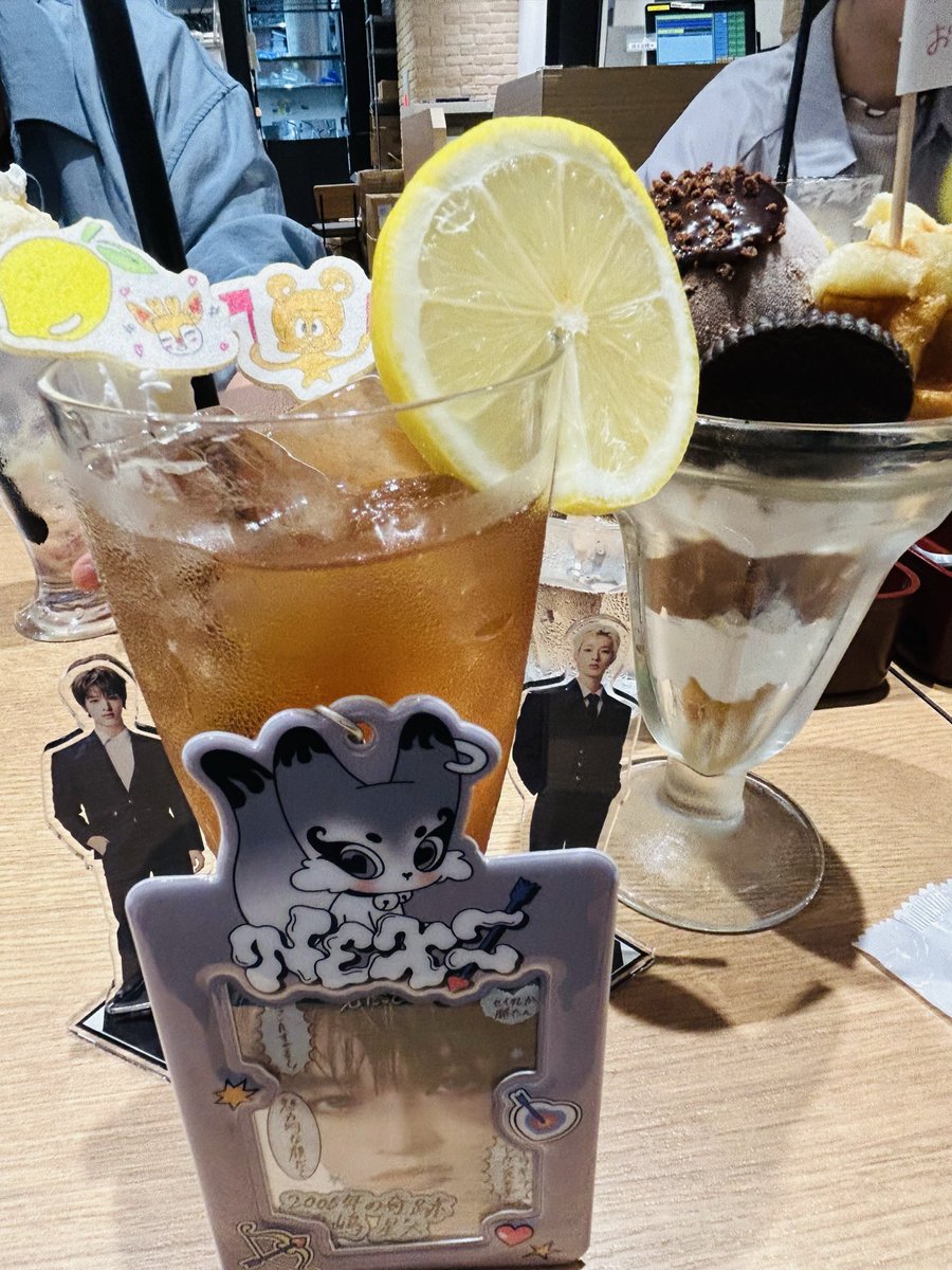 d_d_otti's tweet photo. 今日はNEXZのタワレコカフェに行ってきました。
その前にHMVでのオフイベ出勤出待ちいたしました。
推し活は楽しい🤭
#HMV #NEXZ #TOMOYA #SEITA #NEX2Y #タワレコカフェ https://t.co/UOxr1vOXDd