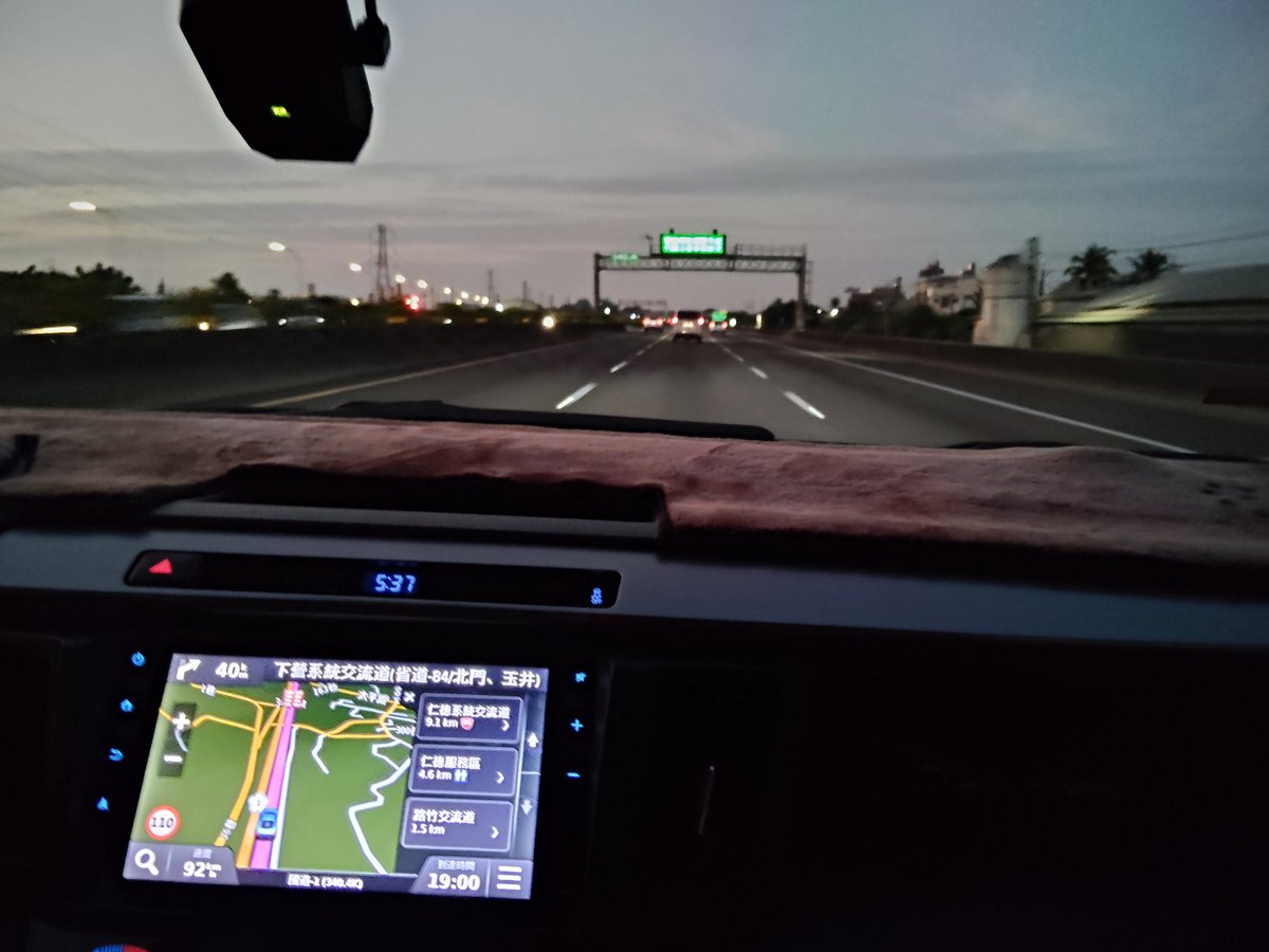 nakatoshi19's tweet photo. 下了班後
轉換跑道
送公子爺回學校
再折回高雄
啊我看我都快折好幾半了
#生理需求 #今晚約 #長期固炮 https://t.co/KIg074hNNI
