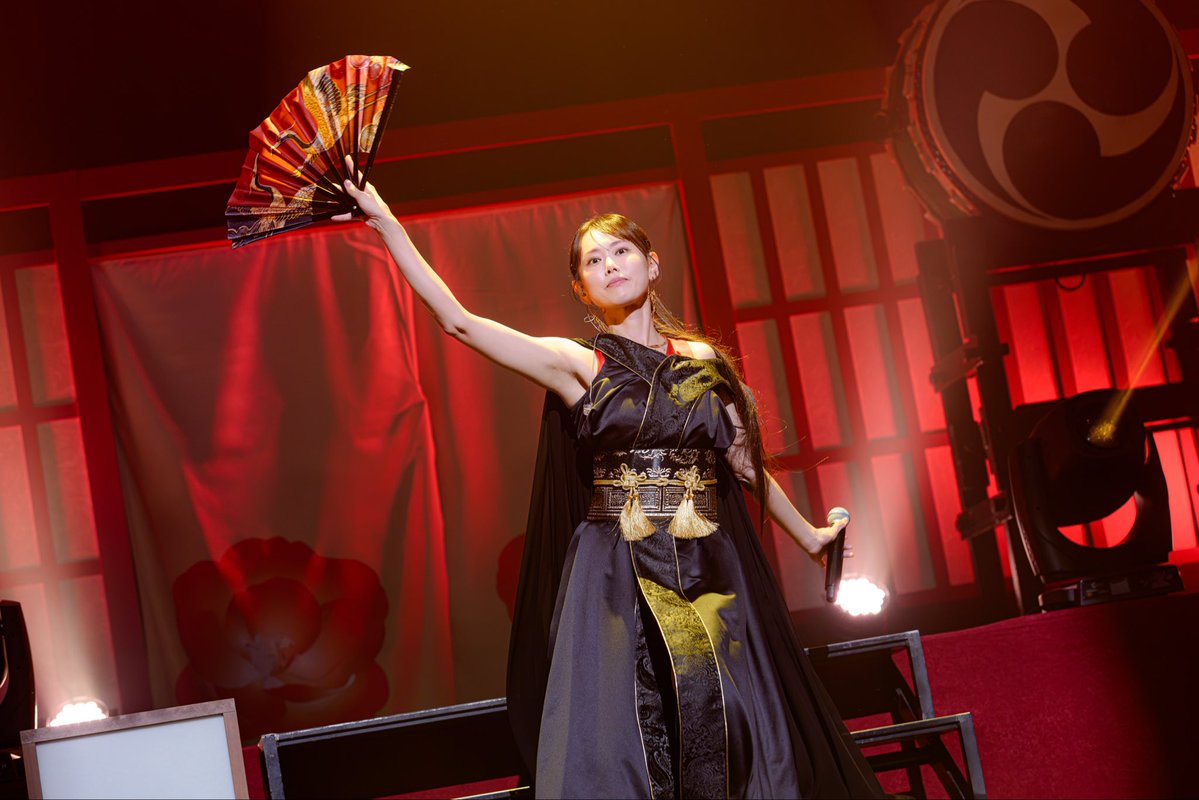 miho_karasawa's tweet photo. ＼＼フラスタでスカート！／／

大阪公演でいただいた
フラワースタンドの装飾の布で
スカートを作ってもらいました！

扇子もステージの小道具として
ステージを彩ってくれました🪭

みんなで作ったステージ、だね！！！

#TRUEさん #ことだま結び https://t.co/LyAK6OpN4B