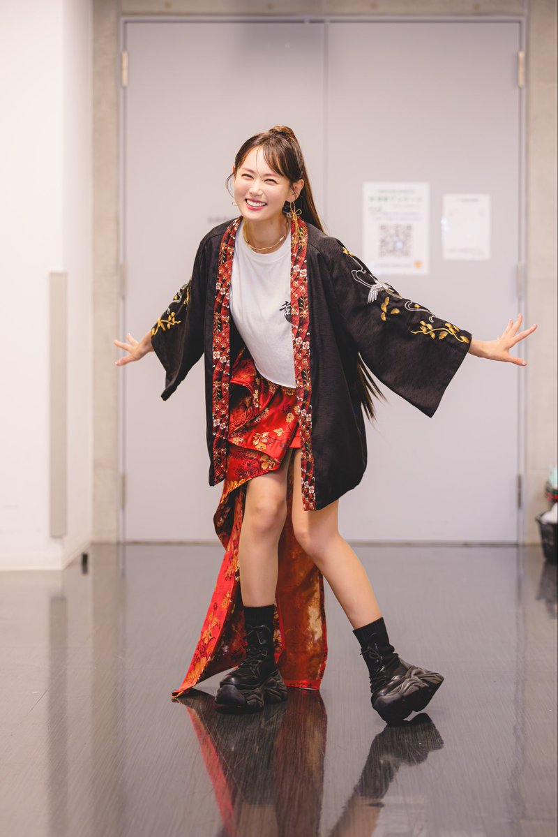 miho_karasawa's tweet photo. ＼＼フラスタでスカート！／／

大阪公演でいただいた
フラワースタンドの装飾の布で
スカートを作ってもらいました！

扇子もステージの小道具として
ステージを彩ってくれました🪭

みんなで作ったステージ、だね！！！

#TRUEさん #ことだま結び https://t.co/LyAK6OpN4B