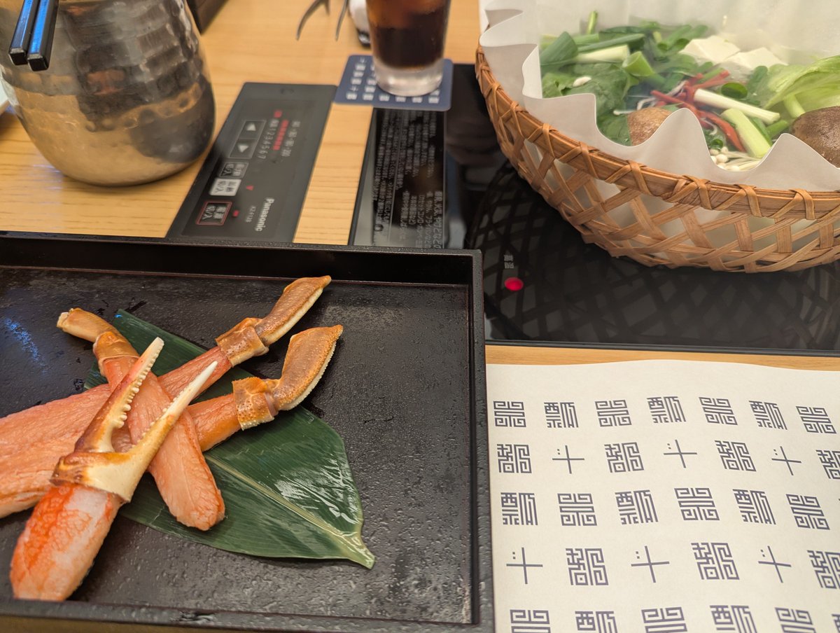 yuta071900's tweet photo. 入籍後の初ご飯は、カニしゃぶです(⁠*⁠´⁠ω⁠｀⁠*⁠) https://t.co/a1wY9ROIzK