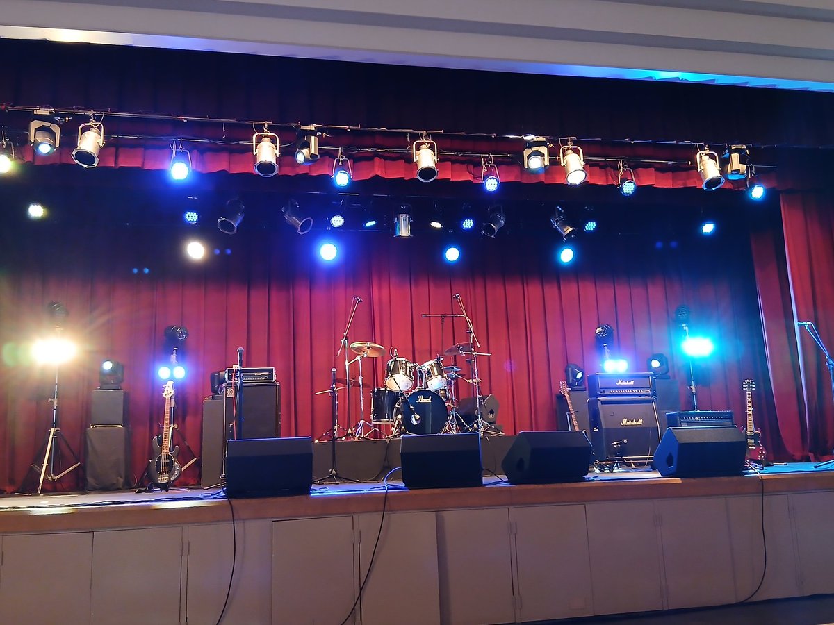tmtm218tm's tweet photo. 日曜日。早朝聖餐式へ。その後、某カフェで訳書の見直し。ペーパーバック版の第2版を目指して。午前は軽音楽部の県大会。開始前のステージをパシャリ。3年生が参加。午後は #SENDAIアンサンブル2026。 今日は2年生バンドが出演。帰りにロピアで寿司を買う。光栄菊でゆるりと。この土日がんばった。 https://t.co/0PeFMZ9pSF