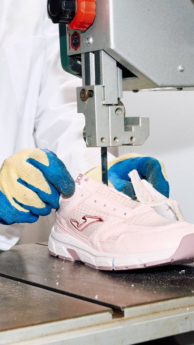 JomaSport's tweet photo. Cada paso deja huella. Tu calzado también debe estar preparado. 👣
 En J-Lab ponemos a prueba la durabilidad de las Zapatillas Barefoot CR111 by @CristiPedroche para garantizar que cada paso siga sintiéndose natural.

#JomaBarefoot #CristinaPedroche #Barefoot #LibreYNatural https://t.co/DQoe1vHENx