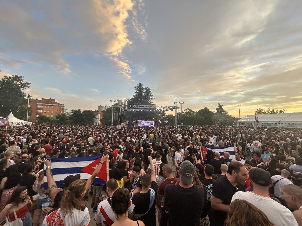 H_Cubana's tweet photo. 🇨🇺 La solidaridad con Cuba estuvo presente hoy en las Fiestas de La Karmela, en Vallecas.

El embajador de Cuba en España, Marcelino Medina, agradeció el apoyo del movimiento solidario y reiteró la necesidad de poner fin al bloqueo contra la isla.

De Vallekas a La Habana, y de España a Cuba.

#CubaNoEstáSola #MejorSinBloqueo