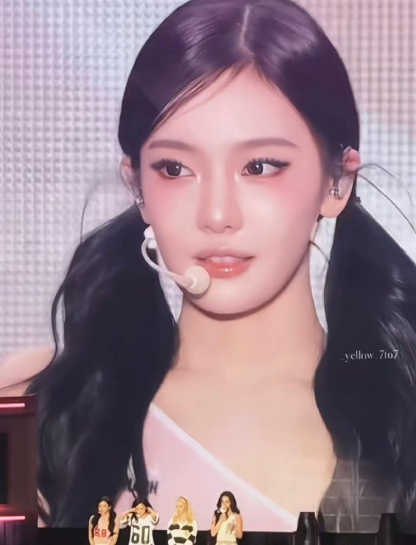 yizhuodaily's tweet photo. cutie on the big screen https://t.co/OcW17dD0tD