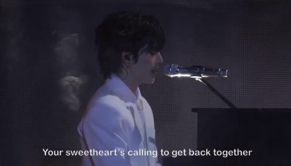 cessieps's tweet photo. 🖤: Sweetheart, have you grown tired of this dull world? Filled with nothing but trouble and heartache, that we have forgotten our last kiss? 😞
—-
🤍: Your sweetheart’s calling to get back together. Don’t keep me waiting and hurting any longer 💔

 >>  their solo performances were like letters to each other. what a story! 👏

PERTHSANTA NEVER ENOUGH 

#PerthSantaConcertD2