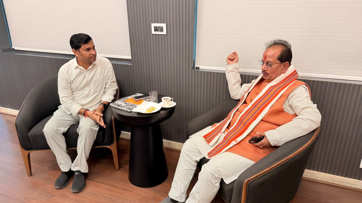 VijayKrSinhaBih's tweet photo. आज उदयपुर एयरपोर्ट पर त्रिपुरा सरकार में पशु संसाधन विकास मंत्री माननीय श्री @MinSudhangshu जी से आत्मीय शिष्टाचार भेंट- मुलाकात हुई।

इस दौरान विभिन्न समसामयिक विषयों, पशुपालन एवं कृषि विकास, जनकल्याण तथा राज्यों के अनुभवों के आदान-प्रदान पर सार्थक चर्चा हुई। https://t.co/TYw7gzcebk
