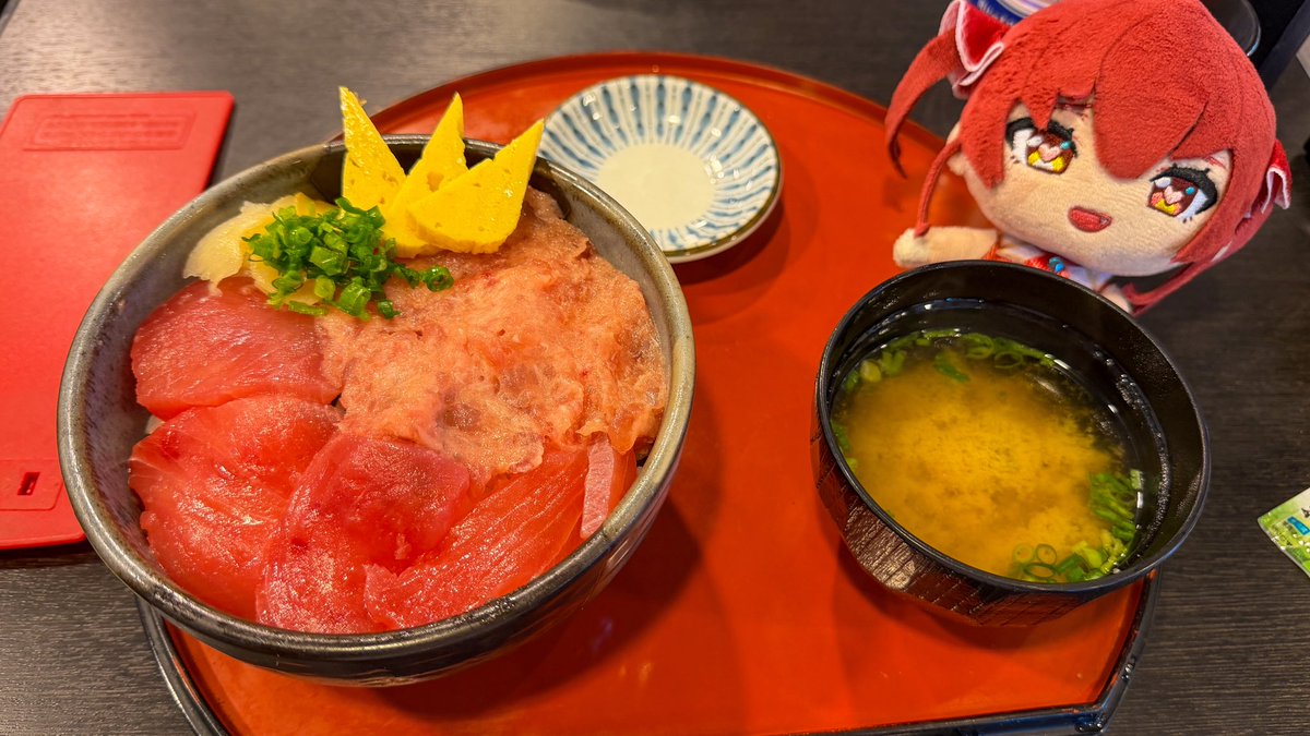 reble_d's tweet photo. 伊豆旅行中の一味と合流して、海鮮丼食べて、遊覧船乗ってめっちゃ楽しかった‼️✨

この後はさわやかでハンバーグ食べるぞー‼️✨✨ https://t.co/U15f9wAEoP