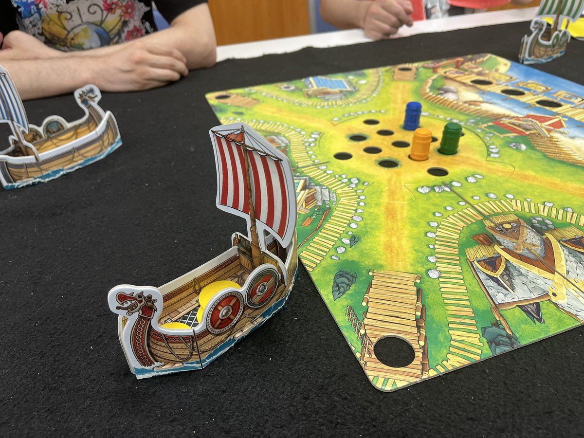 iida_game's tweet photo. 定例会で遊んだゲーム
「バイキングの谷」
バイキングになって毎年恒例の大玉ボーリング大会に参加して金貨を獲得するアクションゲーム
何故バイキングなのか？
何故ボーリングなのかは謎
さらに金貨を入れるバイキング船が無駄に豪華な謎設定だがゲームは面白いぞ（笑）

#ボードゲーム https://t.co/p7aXGSoMOl