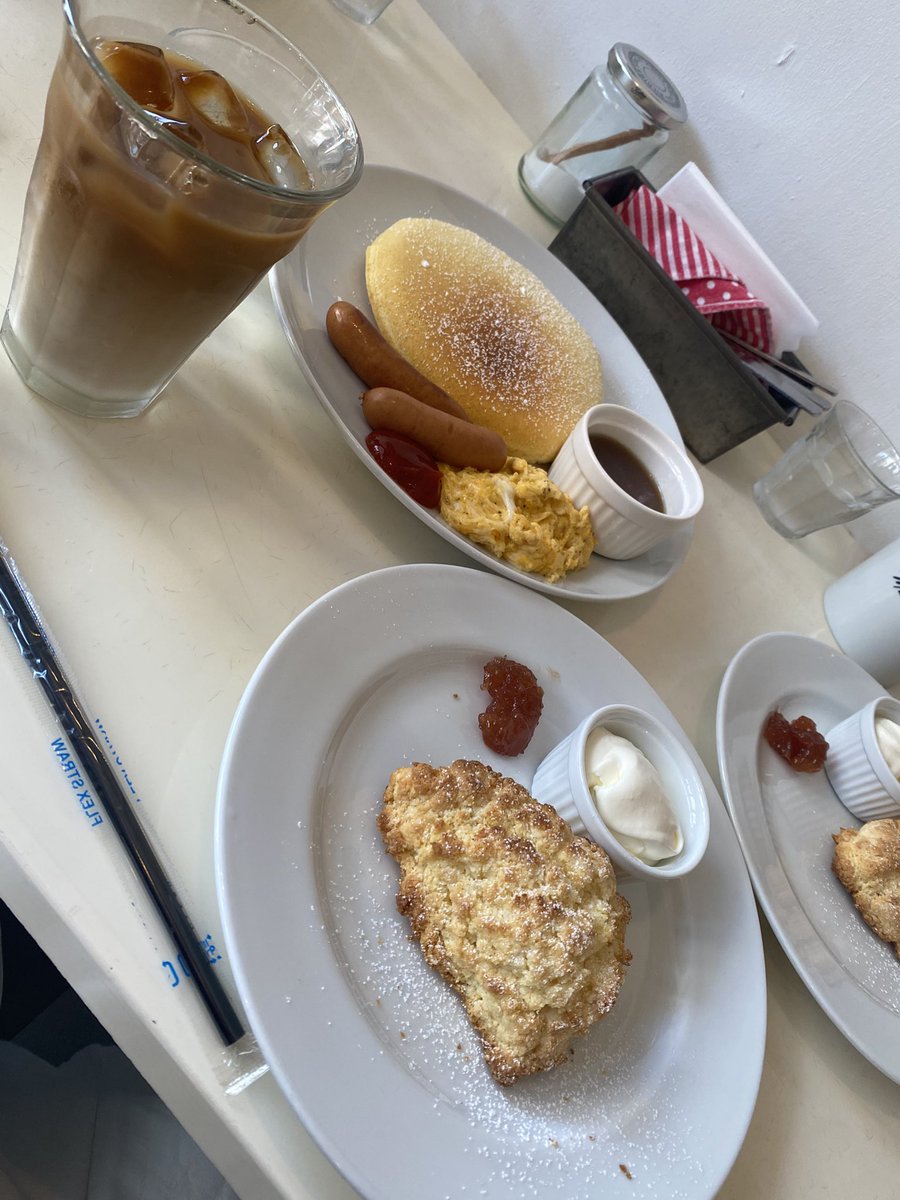 meg826bless's tweet photo. 先日の京都で朝ごはん代わりに食べたスコーンと、シェアして食べたパンケーキ🥞
#松之助 https://t.co/qpmxYKuvah