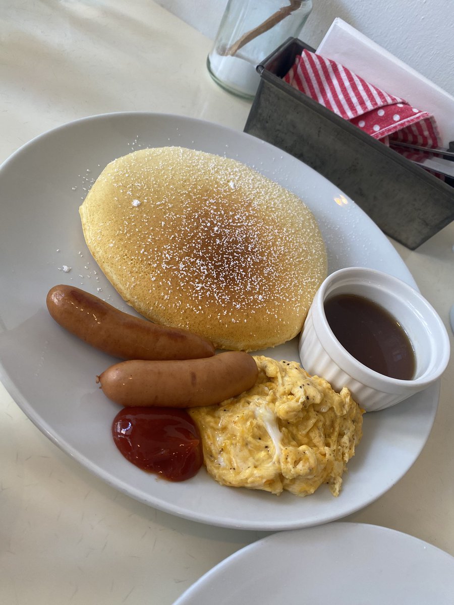 meg826bless's tweet photo. 先日の京都で朝ごはん代わりに食べたスコーンと、シェアして食べたパンケーキ🥞
#松之助 https://t.co/qpmxYKuvah