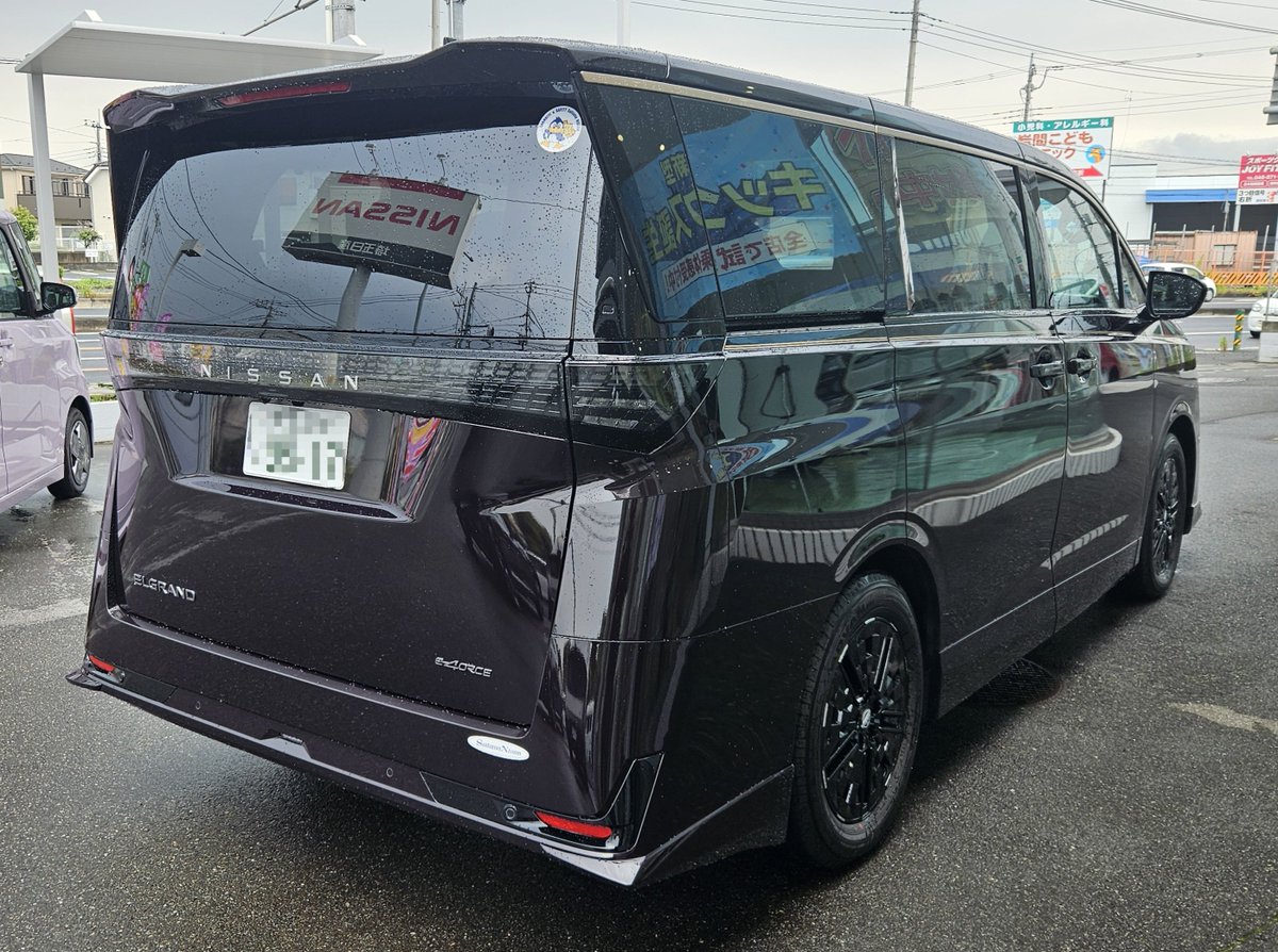 daiguji_carlife's tweet photo. 黒に見えますか？
違うんです。至極というボディカラーなんです。
遠目で見ると黒っぽく見えるけど、近くで見たり光が当たると紫に見える。
グリルのデザインに賛否ある新型エルグランドだけど、黒やこの至極なら気にならないんじゃないだろうか。 https://t.co/tSJrseus5O