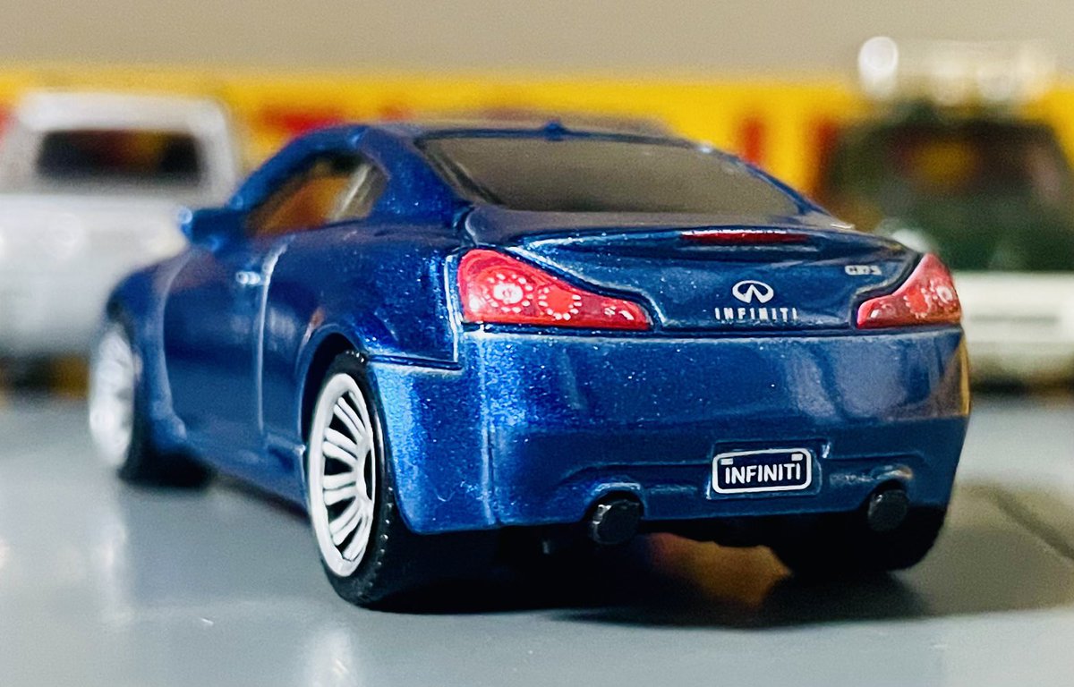_urataro_'s tweet photo. Matchbox Infiniti G37 Coupe - 2010

初めてインフィニティを紹介(元々インフィニティ自体ミニカー化される事が珍しいですからね)

HWでも過去にカスタム寄りなG37が出てたのに対し、勿論マチボはノーマル
若干タイヤサイズが大きい気がしますが、コレぐらいの方が迫力増して見えるのでグッドです https://t.co/KFGc2YFgD9