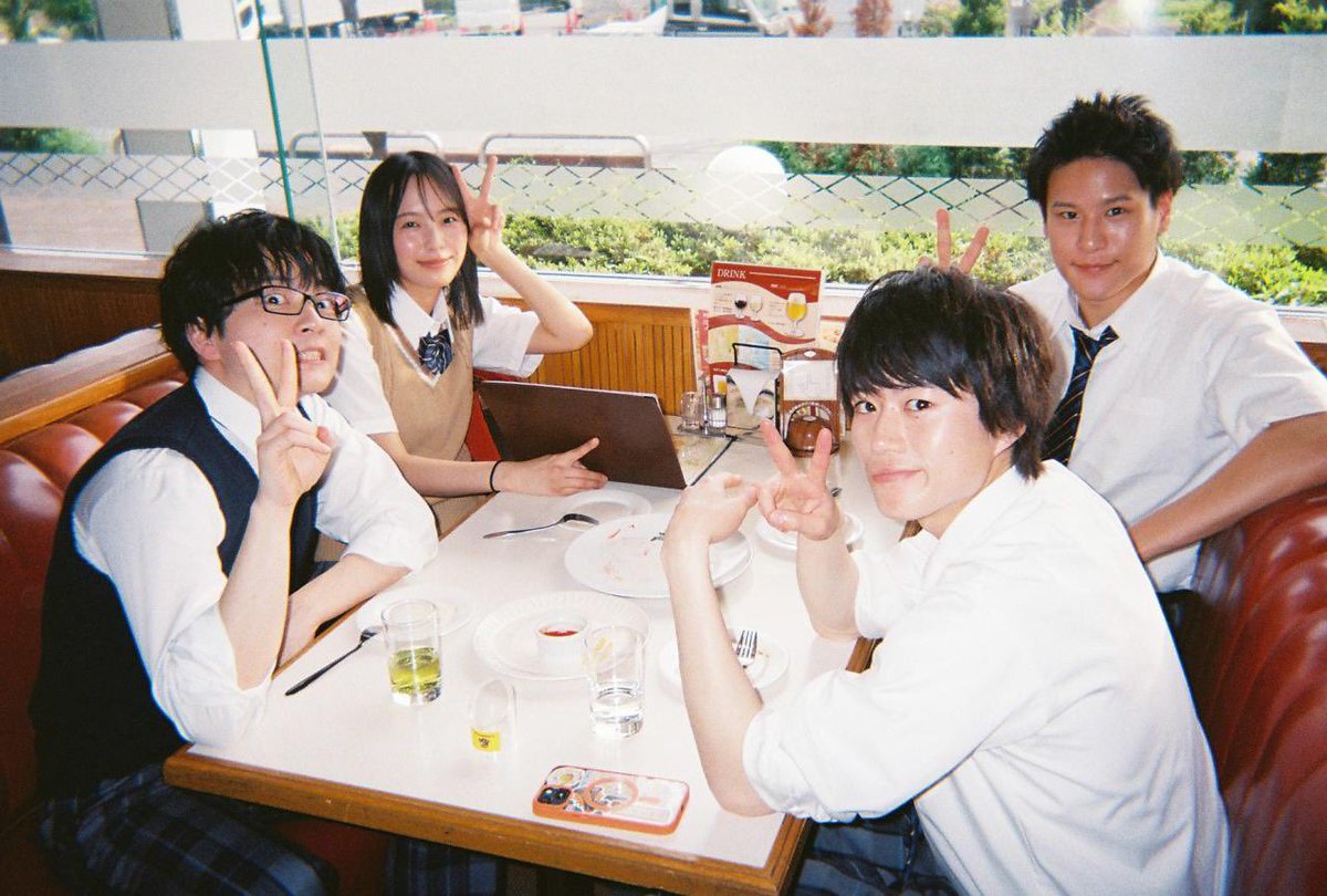 tx_doramanext's tweet photo. 🎬 U-NEXTにて【第4話】先行配信中🌻
〔#君は夏のなか〕

📸︴フィルムオフショット

カラオケ終わりにファミレスに立ち寄る
青春の1枚をお届け🎤🫧

TVerにて【1話〜3話】見逃し配信中 🌿
何度でもお楽しみください✨
#ドラマ君夏 https://t.co/FHzPFYEjYb