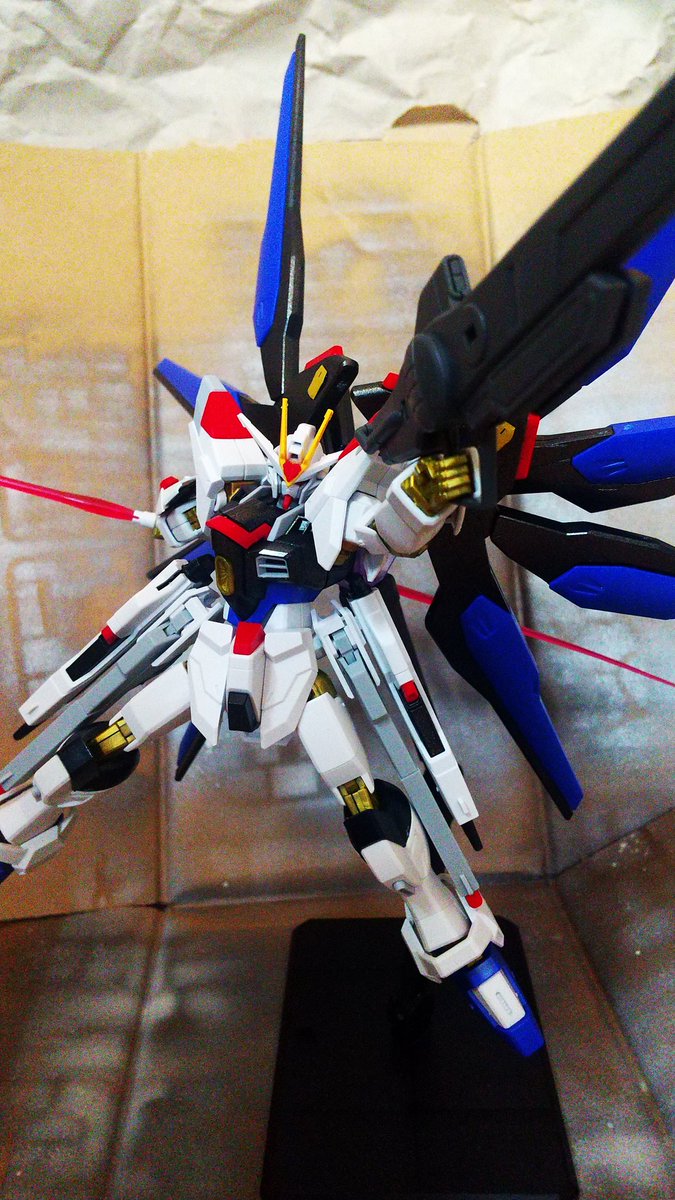 AI_NS's tweet photo. ストフリ弐式 とりあえず武器とウイング作った。素人で下手なのでツッコミなしで。けどストフリのウイングってドラグーン外しても原作通りの骨だけなのがシンプルでカッコいいよな。高級ガンプラのアレンジで金の枝が生えてるの個人的にはダサイと思う。 https://t.co/IrnH97QJsr