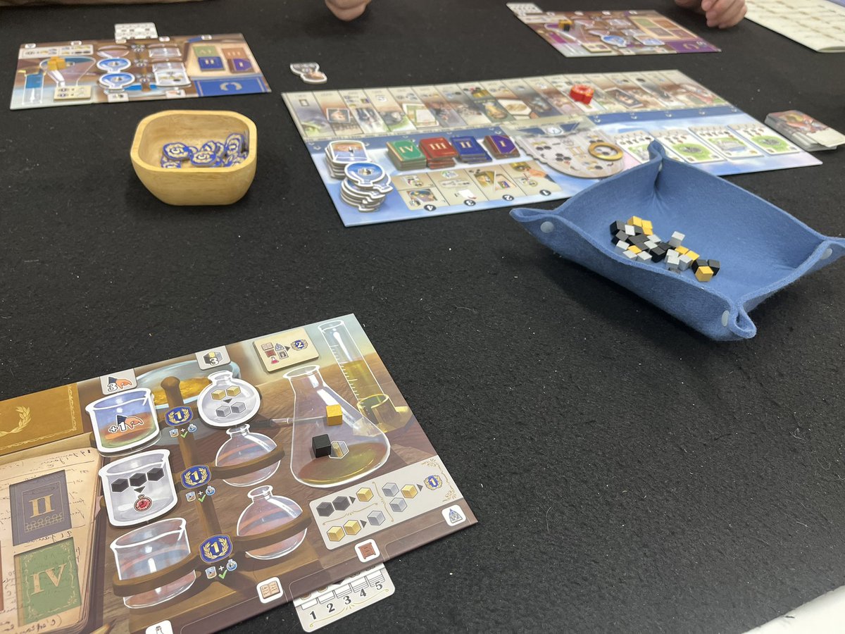 iida_game's tweet photo. 定例会で遊んだゲーム
「マリー・キュリー」
若き科学者になってキュリー夫人の助手として彼女の研究を支援するゲーム
キューブタワーから出てきた資源をコネコネするのが楽しいゲームなのだが…僕だけキューブタワーから資源が出ないか出ても少ない（笑）
1人だけハードモードでした

#ボードゲーム https://t.co/LFrTleCyOS