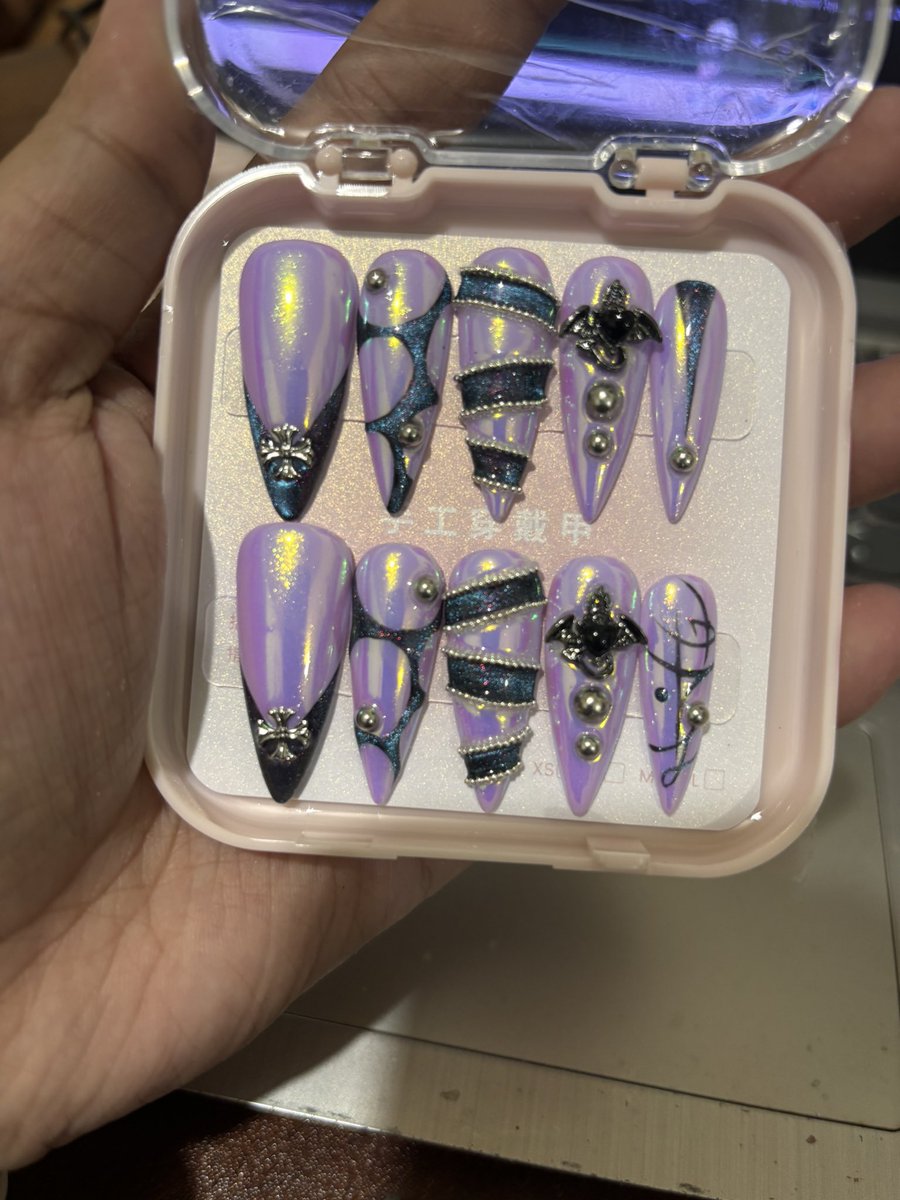 barbiezluvr's tweet photo. I’m actually crying rn this means so much to me 😭

I still can’t believe they wore my work. Ilysm @jenqhui for helping me and gifting it to them I’m really really really happy rn. https://t.co/F0Pu66f1Oo
