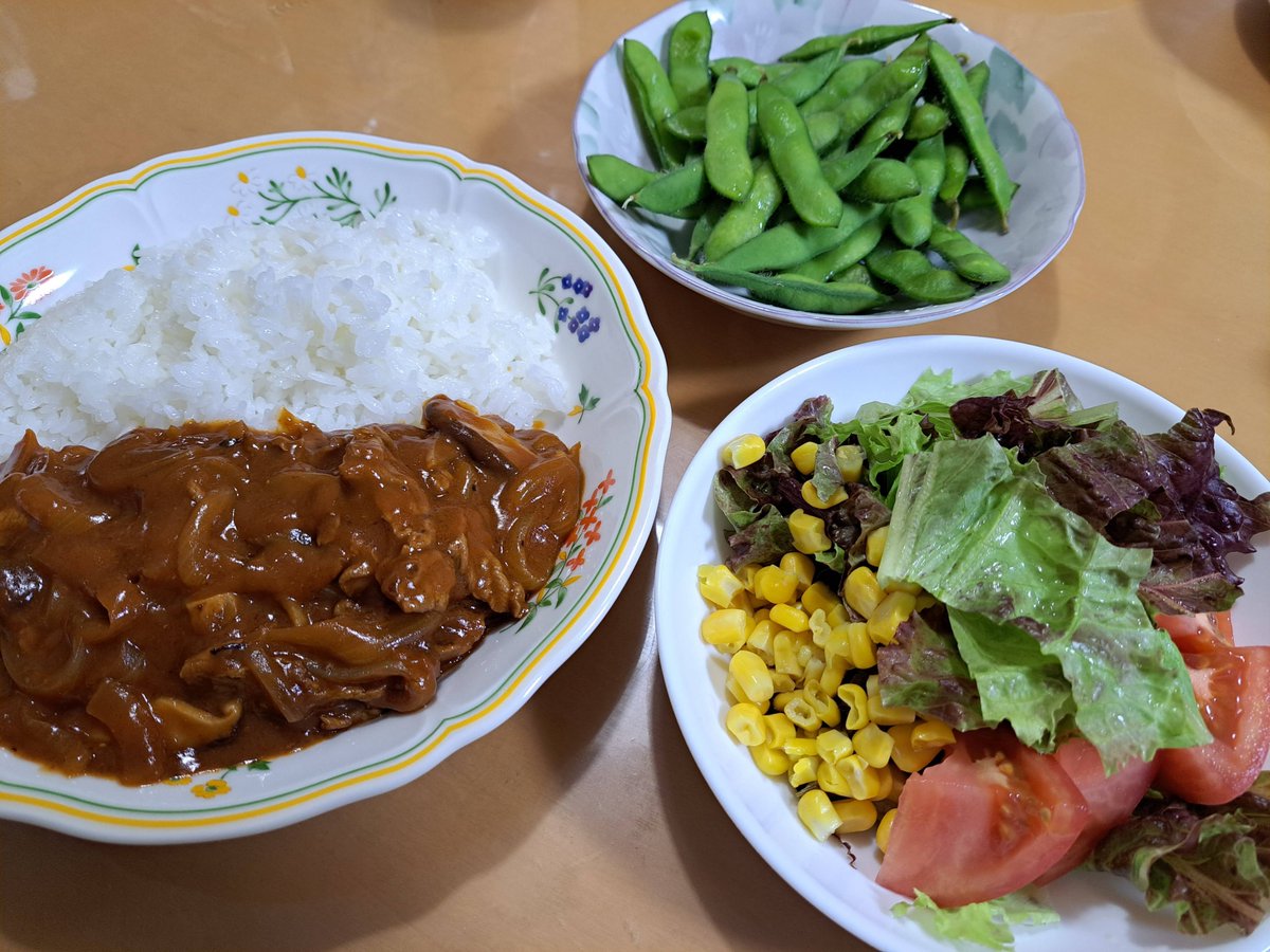 mosquitoos's tweet photo. This is Sunday's dinner. It was Hayashi rice (hashed beef with rice), a salad with corn, and edamame.
#dinner
#Japan
#washoku
#hashedbeef
#edamame https://t.co/Mv3R1d1TXC