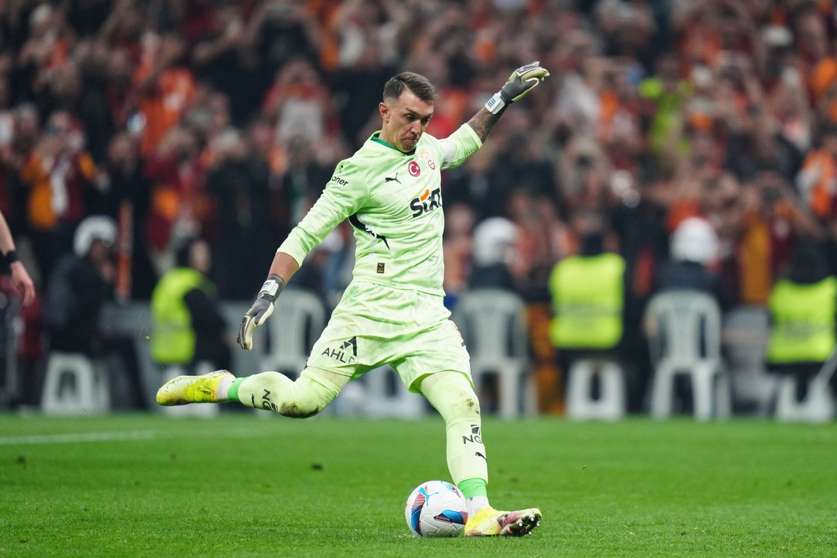 FutsHaberr's tweet photo. Galatasaray’ın Kayserispor’u 3-0 yendiği maçta Muslera'nın attığı penaltı golünün incelemeye alındığı iddia edildi.

Soruşturmada Galatasaray Başkan Yardımcısı Maruf Güneş’in Muslera’nın golüne 5 milyon euro bahis oynadığı ve elde edilen kazanç ile Victor Osimhen transferini finanse ettiği öne sürülüyor.