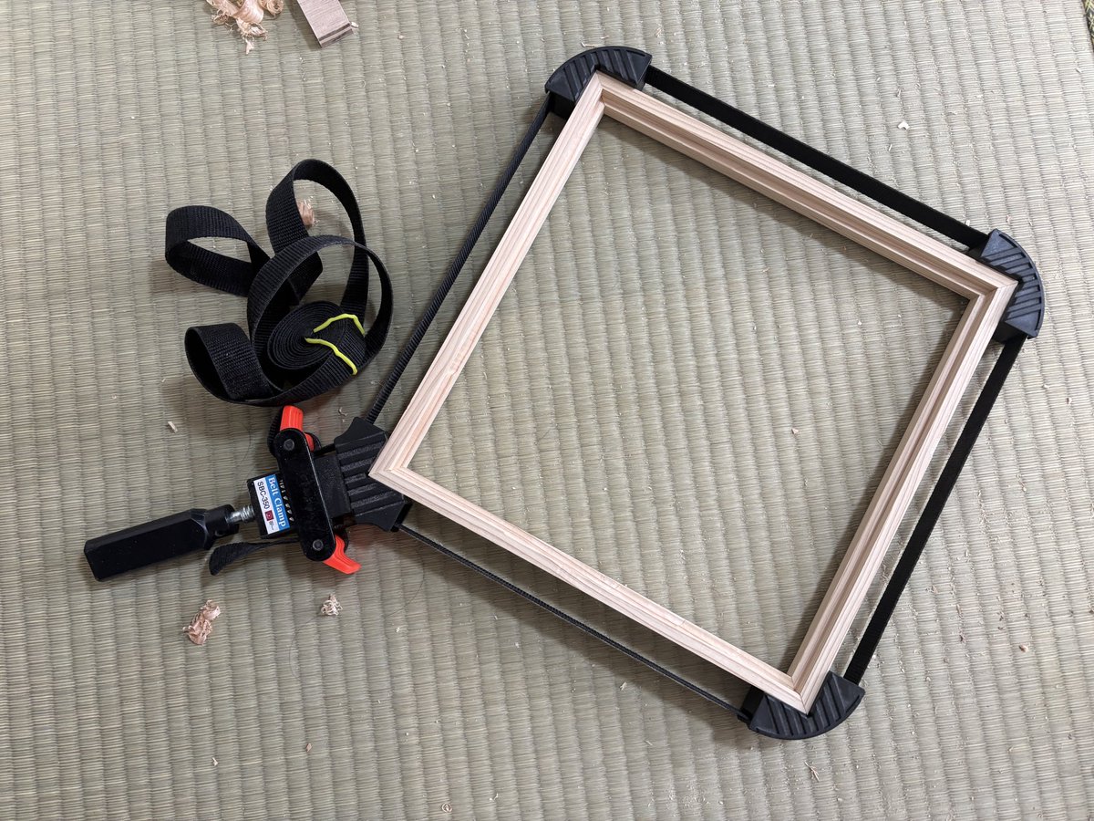 OfTheorem's tweet photo. 額を作ってみる。
木製の。
かんざし加工で。
木目が、
悪目立ち。
あとサイズ感。
まだ細い方がいい。
難しい。
が、楽しくもある。 https://t.co/kHv1UcCBBC