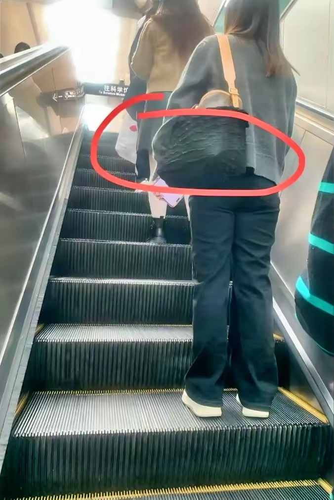 catharinasu's tweet photo. A stranger held the elevator for me when my hands were full with groceries and a crying kid. Small acts make big days. https://t.co/BWM4Ksih9r