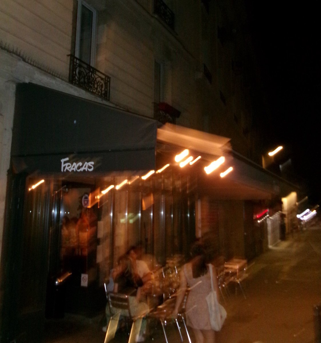 guilermi14's tweet photo. qualquer lugar daqui parece a porra de um filme te amo paris je t'aime https://t.co/Ch4hvNJREF