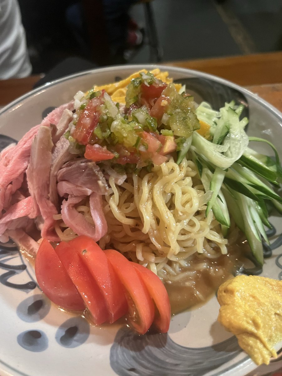 Tochiya2010's tweet photo. 日曜日ですが国分町　とち家やってます。
いままでの冷やし中華とどこが違うんだっと思られるわれるかもしれません。
叉焼が全くの別モノ。
肩ロースなのです。
個人的に肩ロースの叉焼が一番好きなので。
よろしければどーぞ。 https://t.co/IjbFX5YmC4