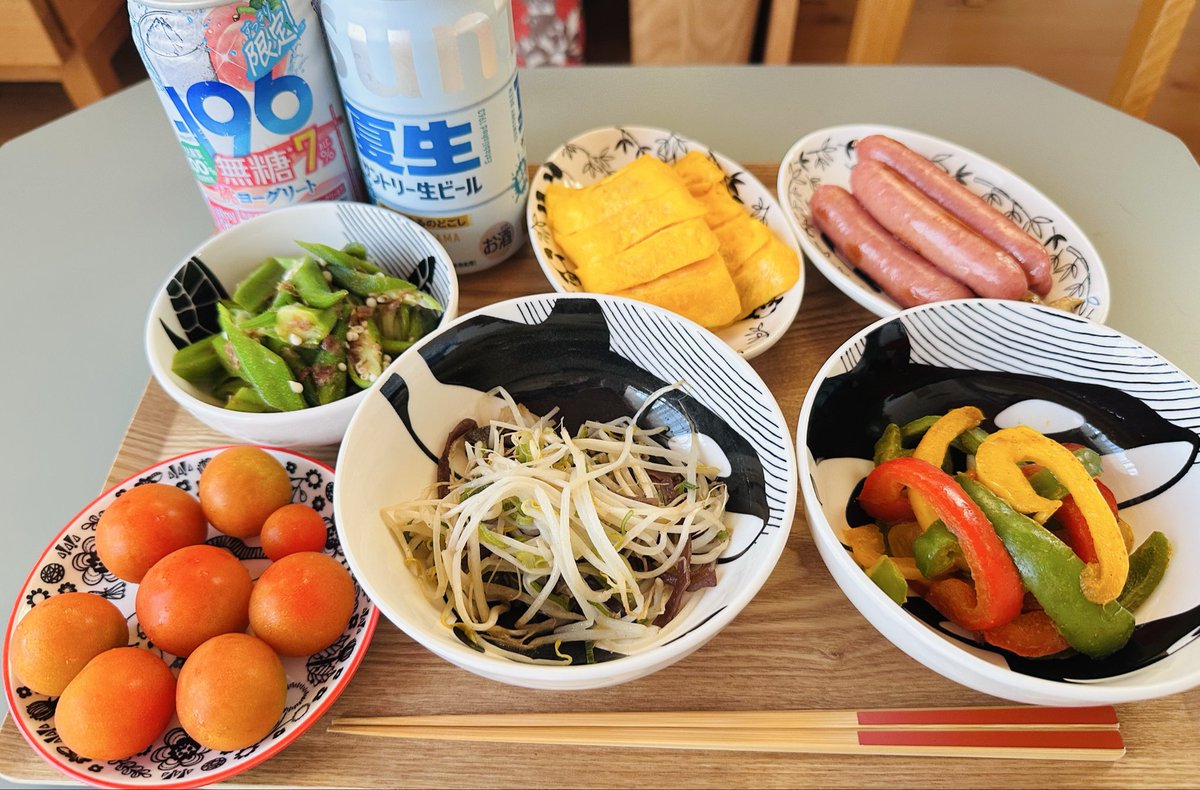 Del_kamu's tweet photo. 旦那とバトル196日目🥊💨
昨日は家庭菜園から3個盗んだオクラ、野菜室見たらいっぱいｺﾛがってたから、また梅かつお和え作った☺️
残り物と冷蔵庫にある物で今日も自室で宴🥳🍺 https://t.co/W0L4mj6lZX