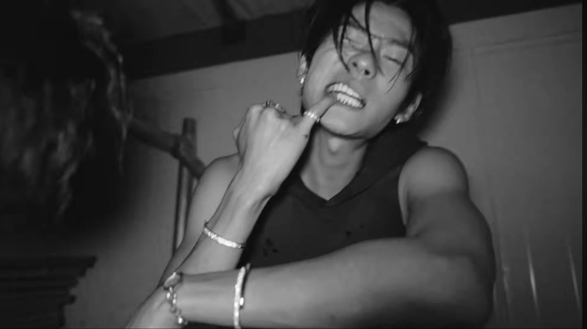 aceinthehole44b's tweet photo. ไม่ว่าจะมืดแค่ไหน วีเนียร์คุณจะเหมือนดาวนำทางผมตลอดไป รักไอนาว ไอหล่อเอ้ย https://t.co/VyMZguCgCS