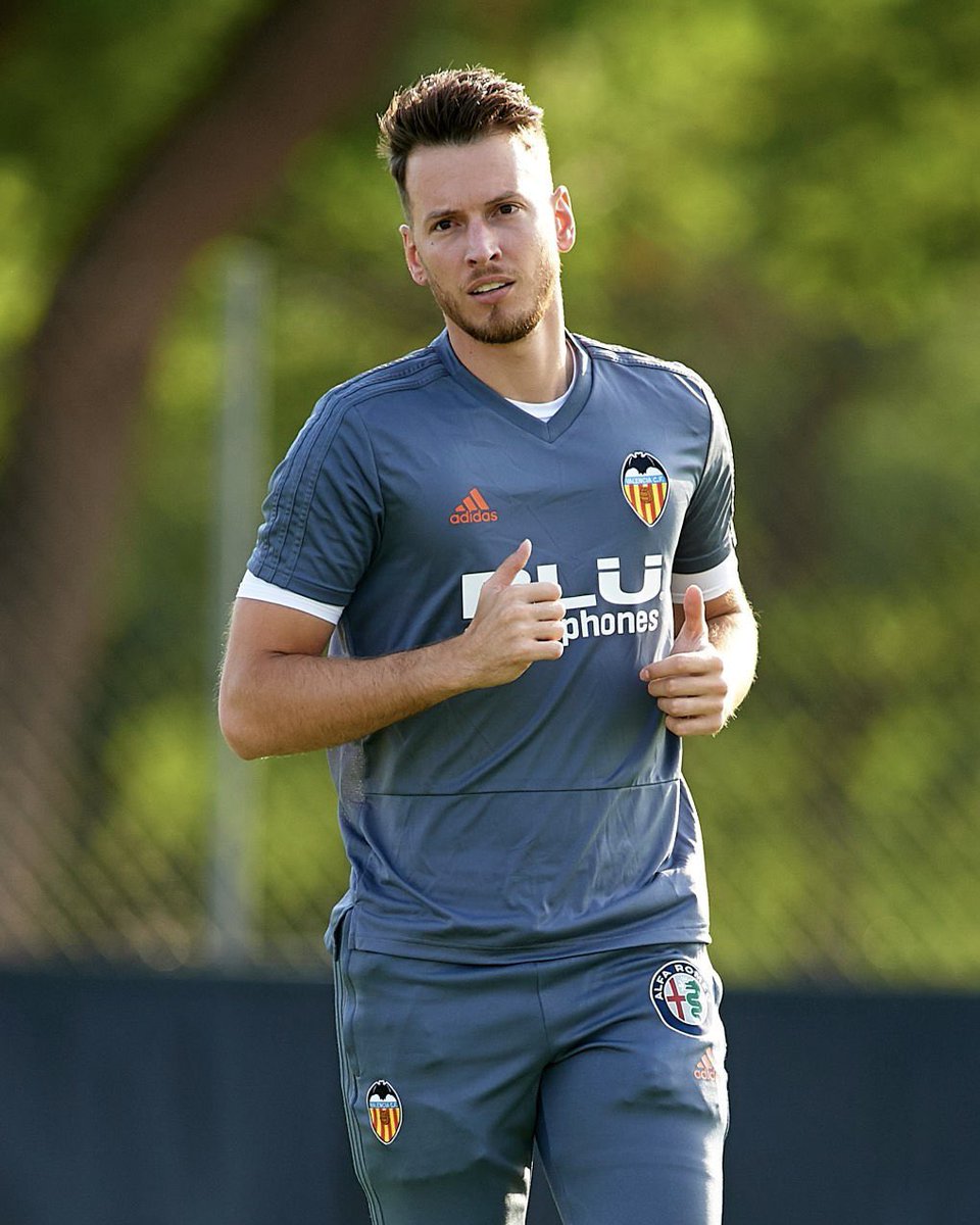 ciberchenet's tweet photo. Hoy cumple 37 años Neto Murara, guardameta del Valencia CF entre 2017 y 2019. Durante su estancia en el club de Mestalla, encajó 88 tantos en 94 encuentros disputados (0,94 goles/partido). Está sin equipo desde el 1 de julio tras haber jugado en el Botafogo. https://t.co/pkqzVdWcBh
