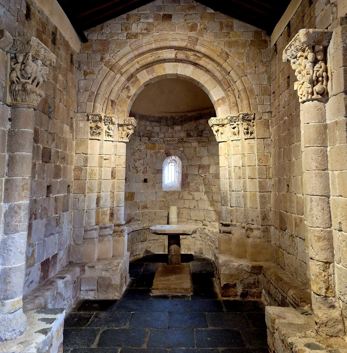 cylromanica's tweet photo. Sencilla por fuera, espectacular por dentro...
Para mí, la mejor iglesia del románico de #Zamora 
Iglesia de Santiago de los Caballeros o Santiago El Viejo. https://t.co/65poULANpW
