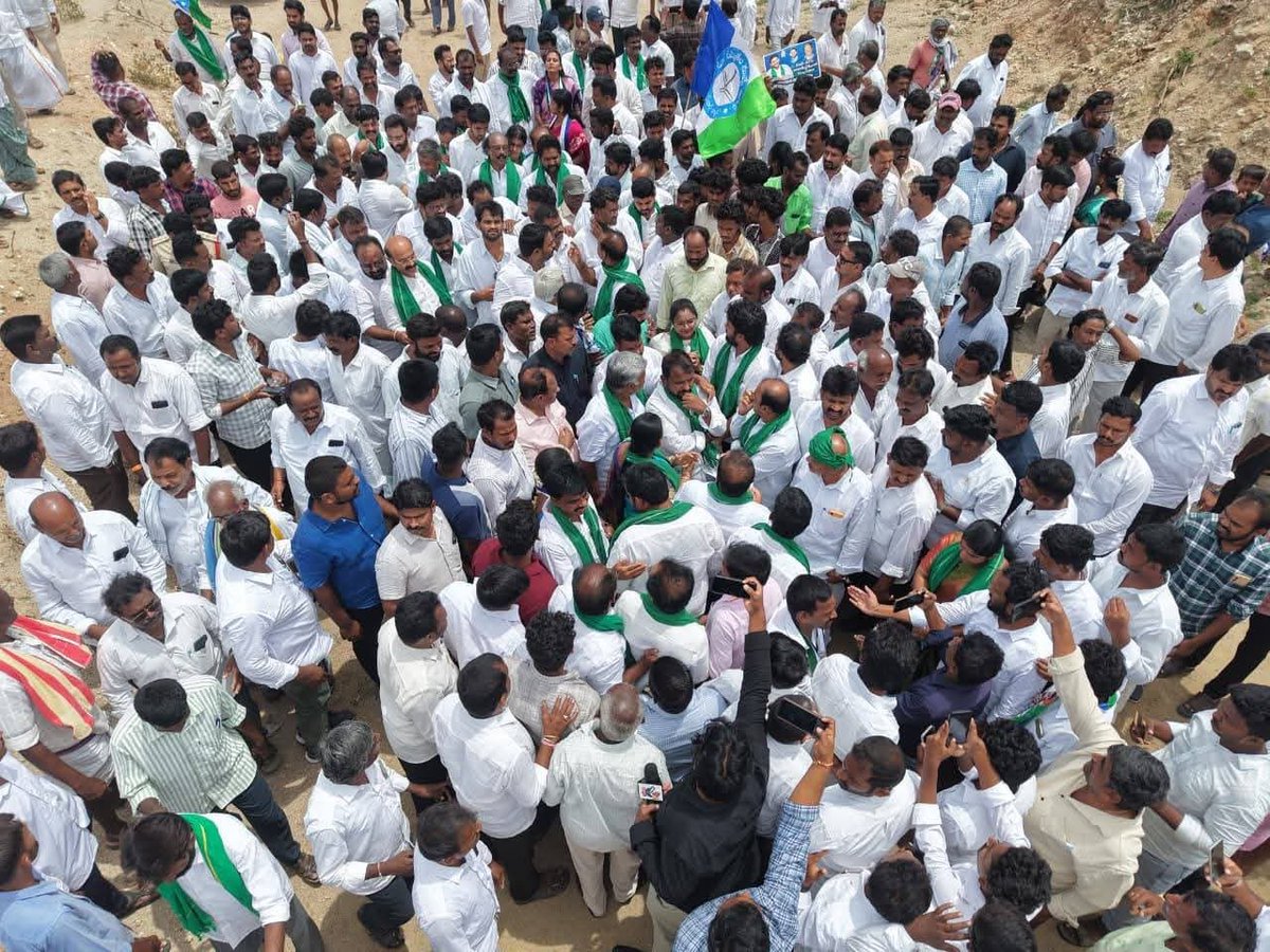 reddysac's tweet photo. "హంద్రీనీవా ప్రాజెక్టు పరిరక్షణ కోసం వైసీపీ పోరుబాట" కార్యక్రమం...!

"రాయలసీమ సాగునీటి హక్కుల కోసం ఇరిగేషన్‌ ప్రాజెక్టులను క్షేత్రస్థాయిలో పరిశీలించాలన్న నిర్ణయం మేరకు ఉరవకొండ నియోజకవర్గంలోని కూడేరు మండలం చోళసముద్రం సమీపంలో ఉన్న హంద్రీనీవా కాలువను వైఎస్సార్సీపీ రాష్ట్ర నేతలుతో కలిసి పరిశీలించాము...
ఈ కార్యక్రమంలో వైఎస్‌ఆర్‌ కాంగ్రెస్‌ పార్టీ నాయకులు, కార్యకర్తలు చోళసముద్రం వద్ద ఉన్న హంద్రీనీవా కాలువ వద్దకు పెద్ద ఎత్తున చేరుకొని జయప్రదం చేశారు...

 #YcpSocialMedia 
#uravakonda #Handriniva #canals #ysrcpandhrapradesh #ysrcp #Rayalaseema
