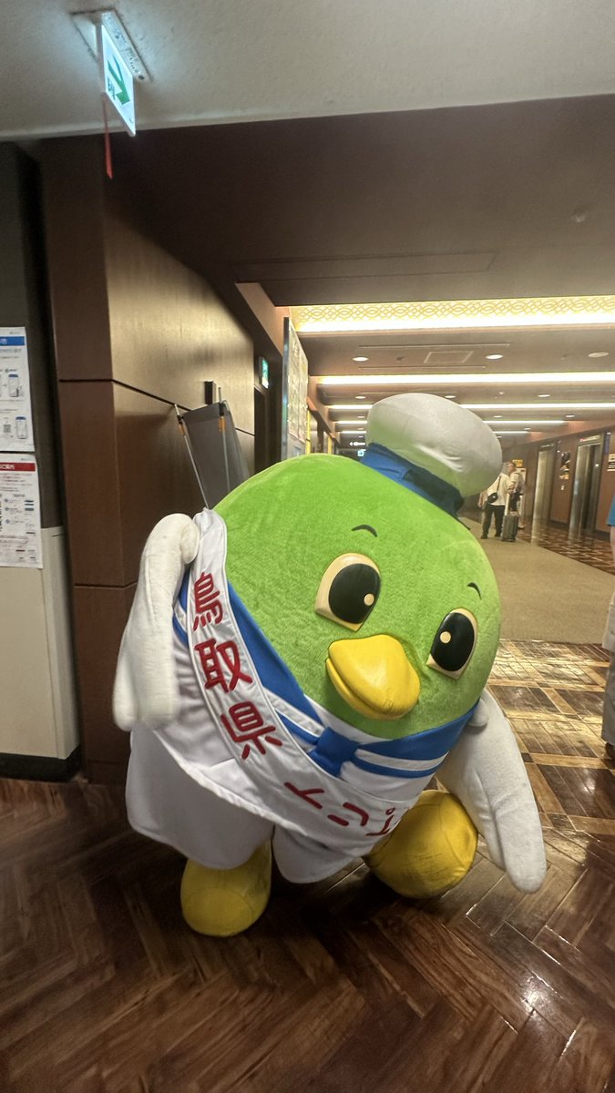 kpry07's tweet photo. 鳥取県のトリピー、このめちゃくちゃ暑い中頑張っていてさらに可愛く見えた。鳥のキャラ、かわいい。 https://t.co/2ZcnqhlWZc
